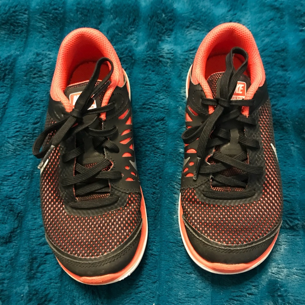 Boys Nike Tennis Shoes